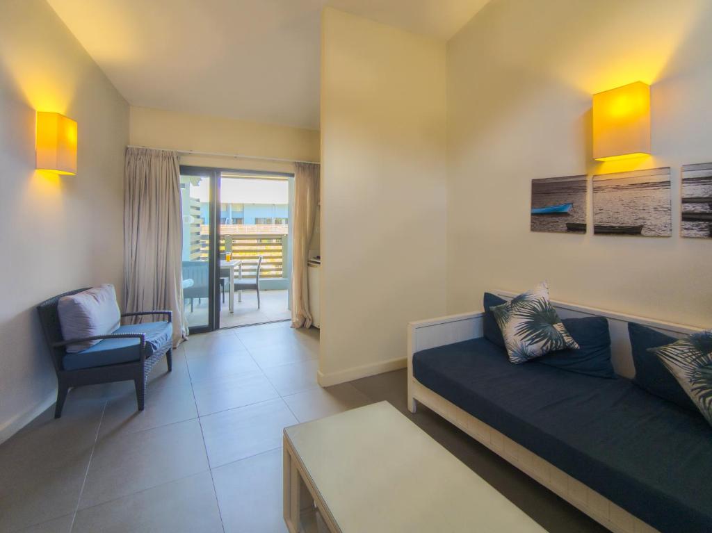 Be Cosy Apart Hotel viesnīcas numurs ar dīvānu un balkonu