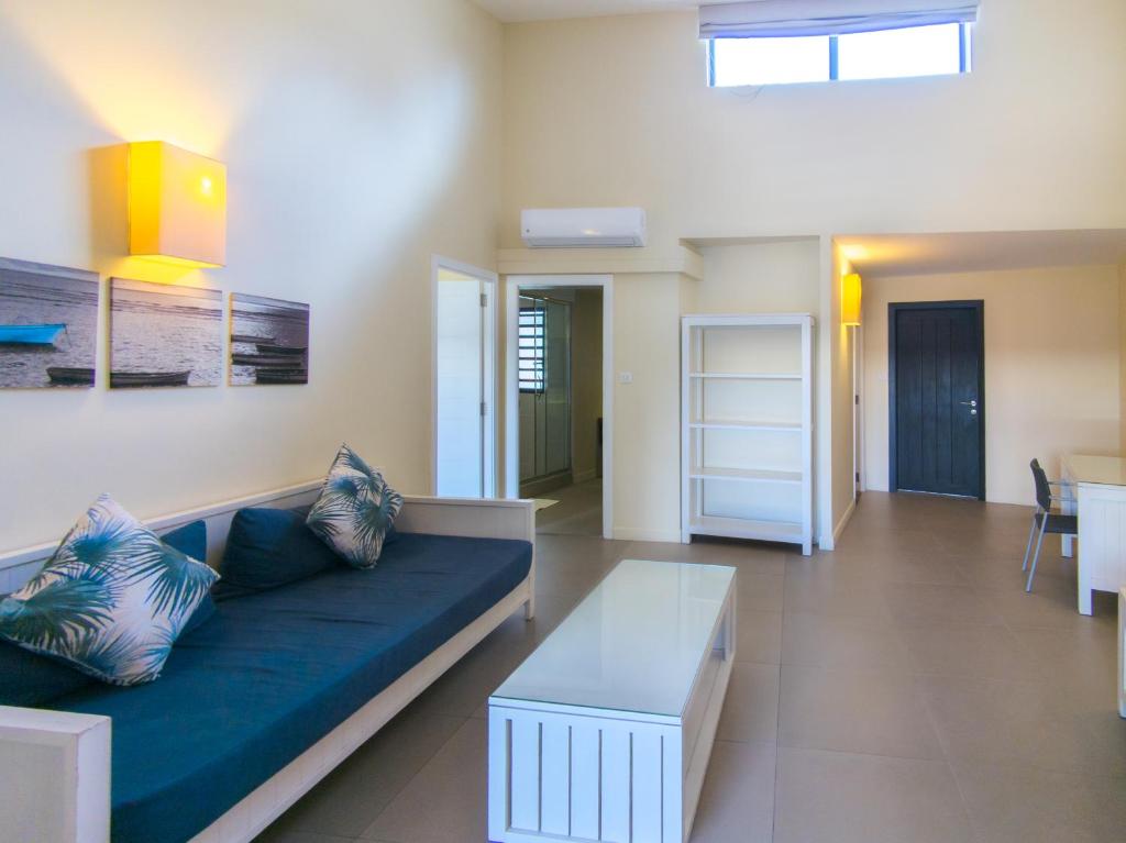 Mūsdienīgs numurs Be Cosy Apart Hotel ar ērtu dīvānu un gaismu.