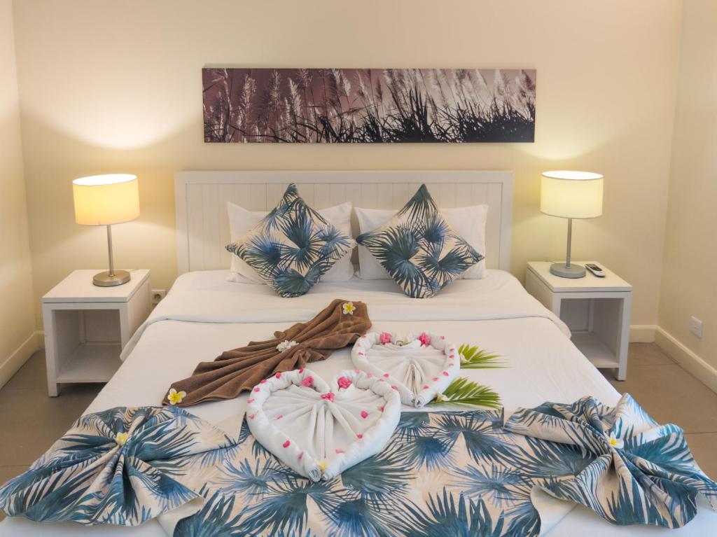 Be Cosy Apart Hotel romantisks numurs ar dekoratīvām dvielēm un gultas izkārtojumu.