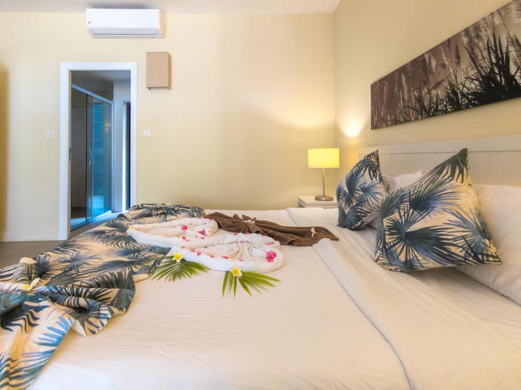 Be Cosy Apart Hotel numurs ar palmu motīviem un dekoratīviem dvieļiem