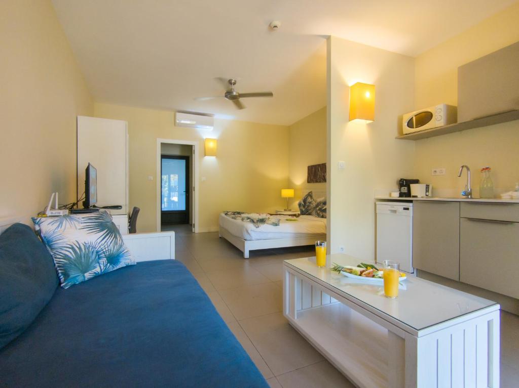 Be Cosy Apart Hotel numurs ar dzīvojamo zonu un virtuvi.