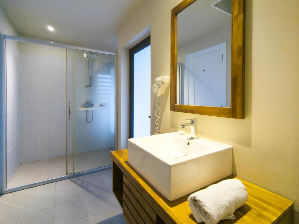 Moderns vannas istabas dizains ar dušu un izsmalcinātu izskatu Be Cosy Apart Hotel.