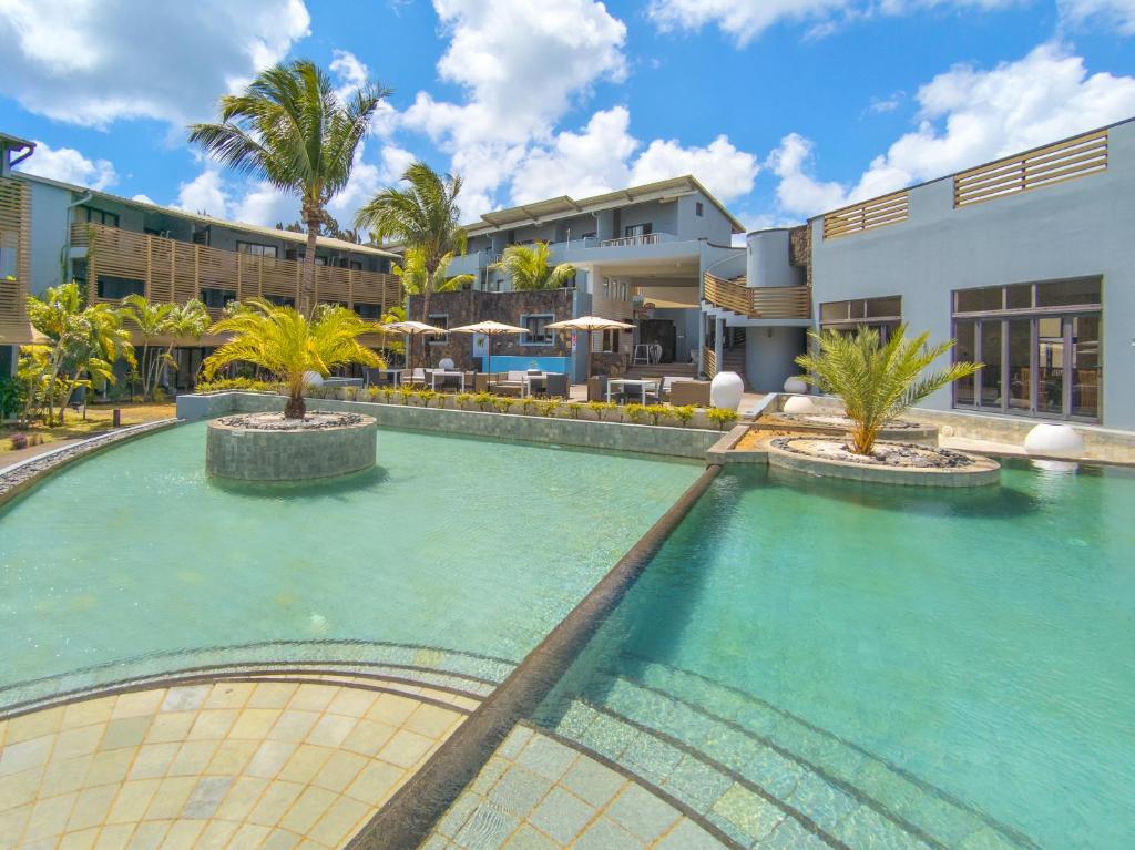 Be Cosy Apart Hotel peldbaseins ar palmām un saulainām debesīm