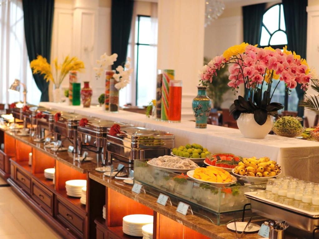 Vipol Muine Hotel & Spa bufetes galds ar svaigiem augļiem un ziediem