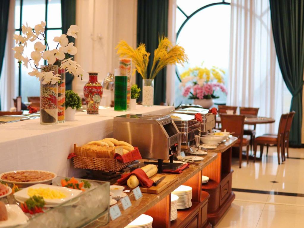 Vipol Muine Hotel & Spa brokastu bufete ar dažādiem ēdieniem.