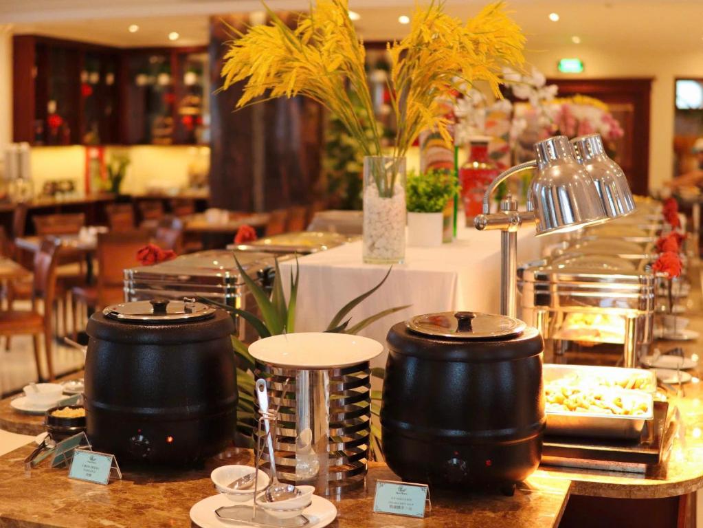 Vipol Muine Hotel & Spa brokastu bufete ar dažādiem ēdieniem.