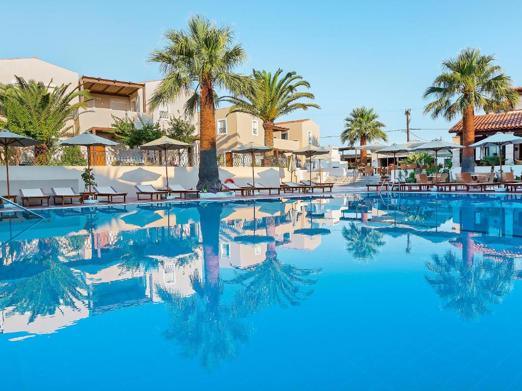 Grecotel Casa Adele viesnīca ar peldbaseinu un palmām piekrastē