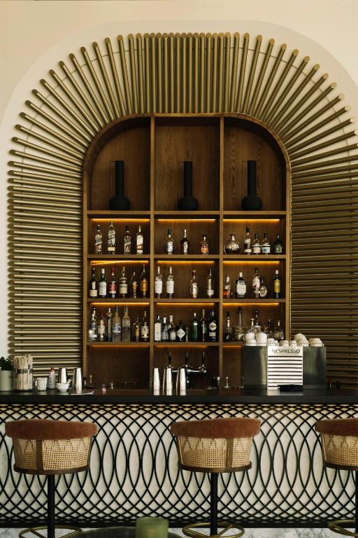 Stilīgs bārs ar dažādiem dzērieniem The GrandResort Limassol Cyprus.