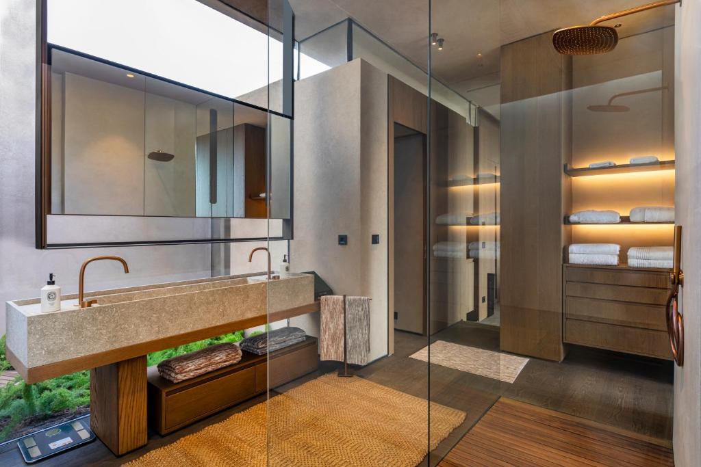 Mūsdienīga vannas istaba ar stikla sienām Lujo Hotel Bodrum.