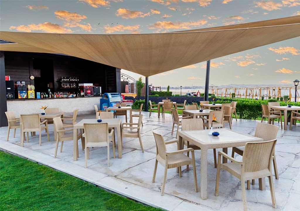 Terase ar galdiem un krēsliem pie Tropitel Sahl Hasheesh