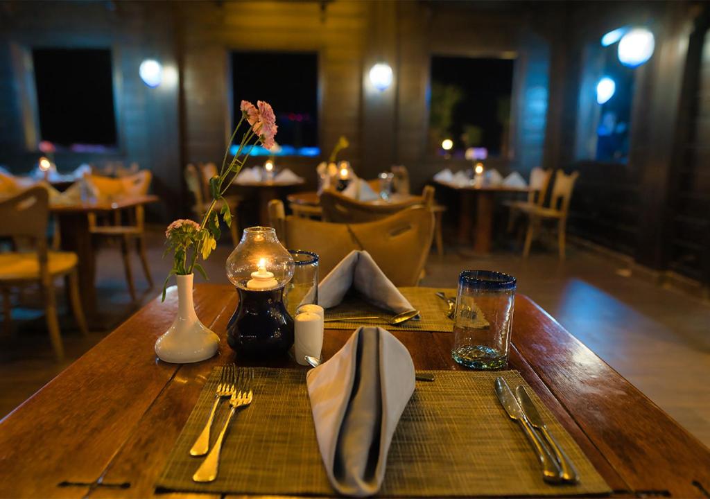 Romantisks galdiņš ar ziedu un sveci Tropitel Sahl Hasheesh restorānā.
