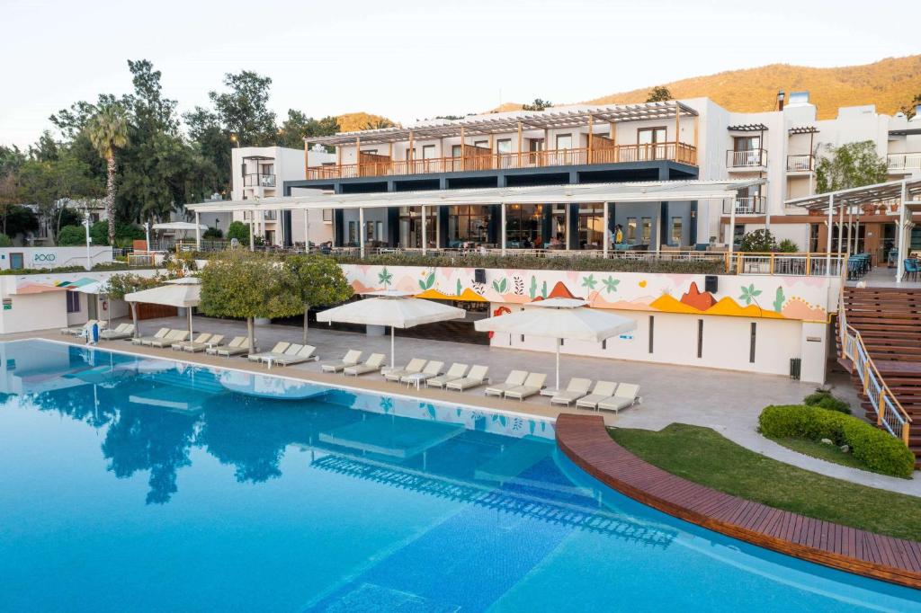 DoubleTree by Hilton Bodrum Isil Club Resort viesnīca pie peldbaseina
