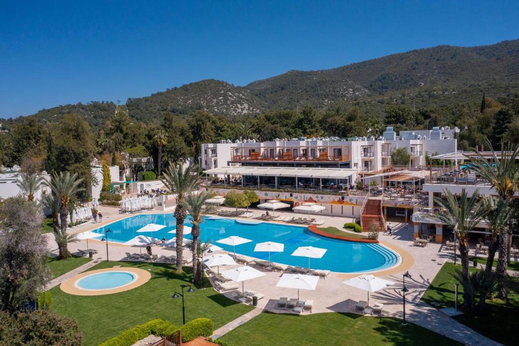 DoubleTree by Hilton Bodrum Isil Club Resort baseins un viesnīca piekrastē