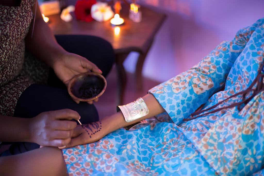 Viesnīcā AHG Hisia Nungwi Experience mehndi procedūra ar izsmalcinātu dizainu.