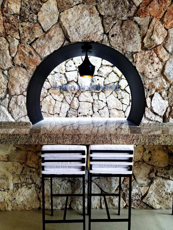 Mūsdienīgs bārs ar akmens sienu pie Cancun Bay Resort