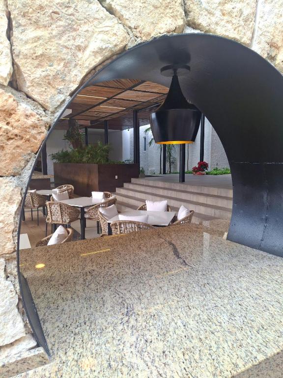 Granīta bārs ar skatu uz viesnīcas terasi Cancun Bay Resort