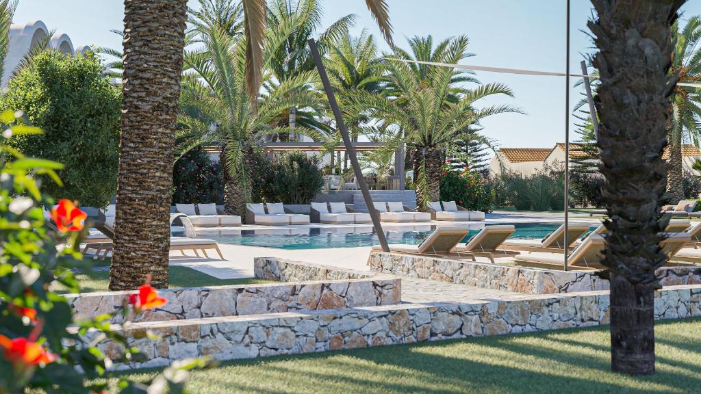 Iberostar Waves Creta Panorama & Mare baseins ar palmām un sauļošanās krēsliem