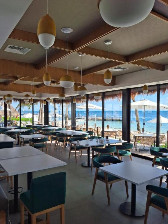 Mūsdienīgs restorāns ar skatu uz jūru, Cancun Bay Resort