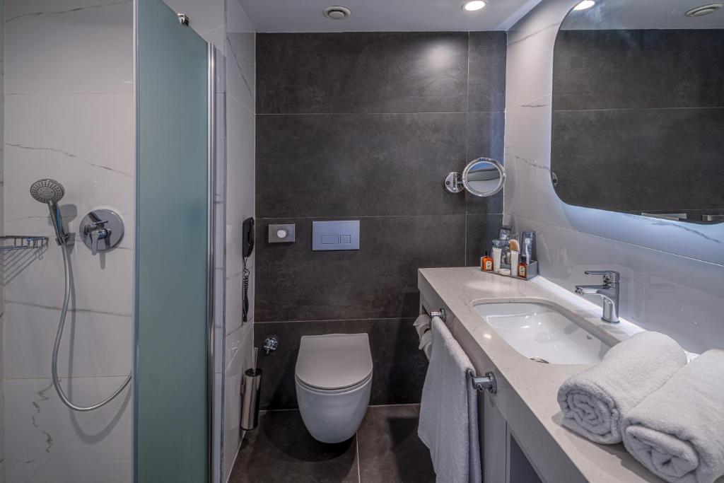 Moderns vannas istaba Swandor Hotels & Resorts, ar dušu un elegantu dizainu.