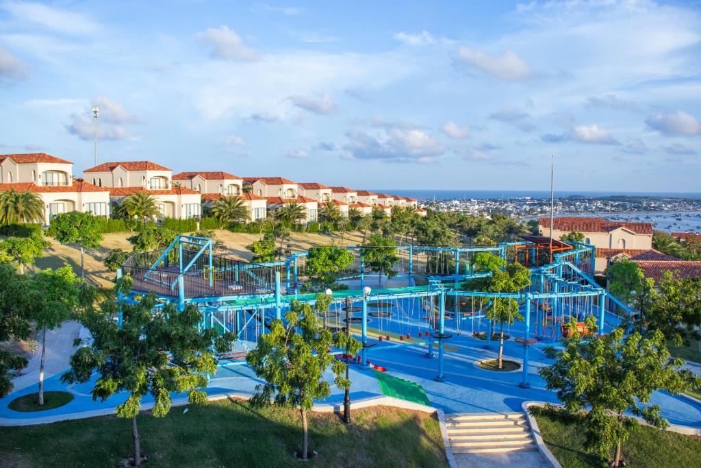 Centara Mirage Resort Mui Ne piedāvājumā rotaļu laukums ar skatu uz jūru.