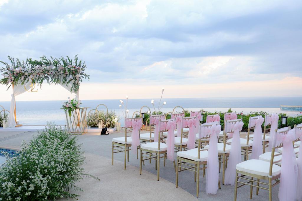 Kāzu ceremonija pie jūras Centara Mirage Resort Mui Ne.