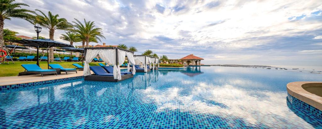 Centara Mirage Resort Mui Ne baseins ar skatu uz jūru