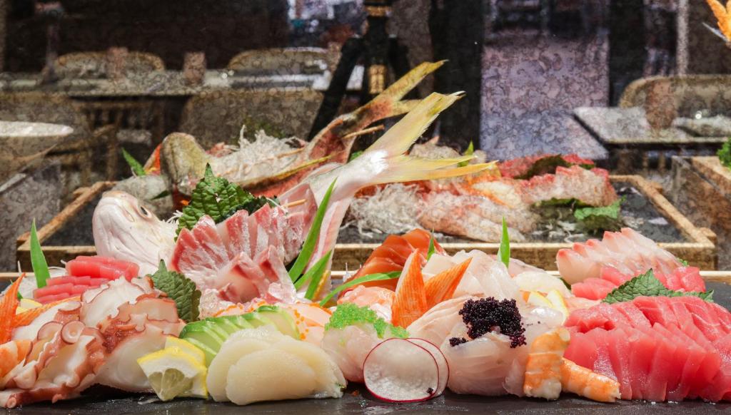 Izsmalcināts suši un sashimi restorānā Centara Mirage Resort Mui Ne