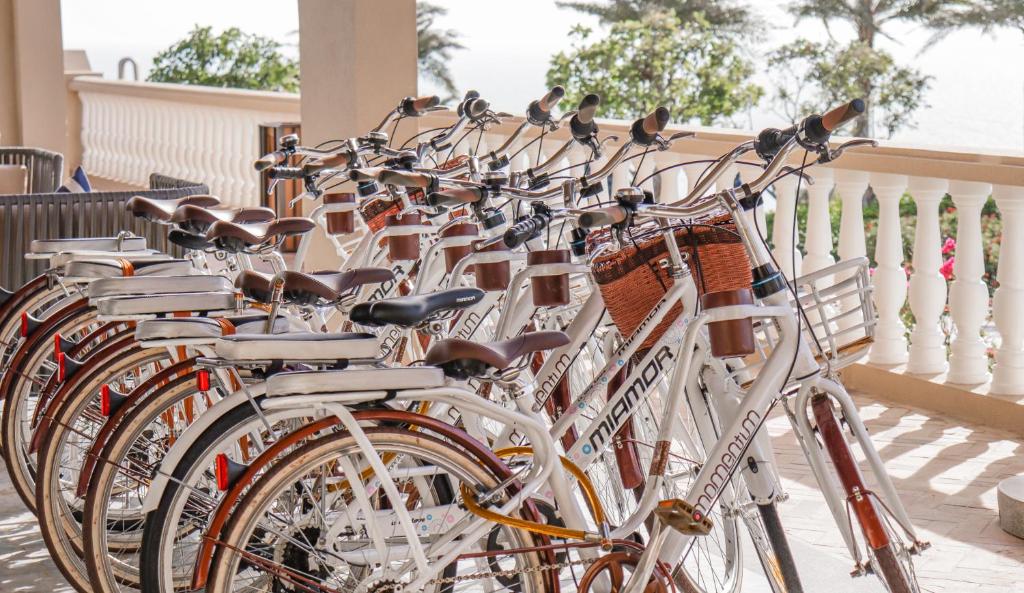 Centara Mirage Resort Mui Ne velosipēdi terasē pie jūras