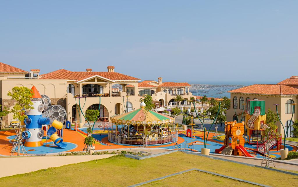 Centara Mirage Resort Mui Ne rotaļu laukums piekrastē.