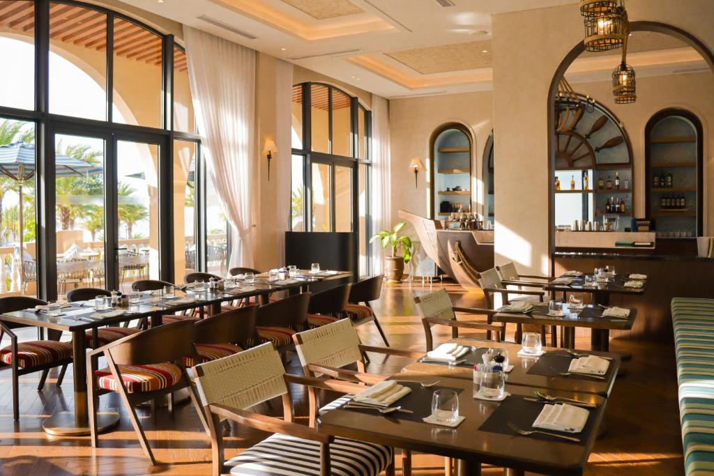 Centara Mirage Resort Mui Ne restorāns ar elegantu interjeru