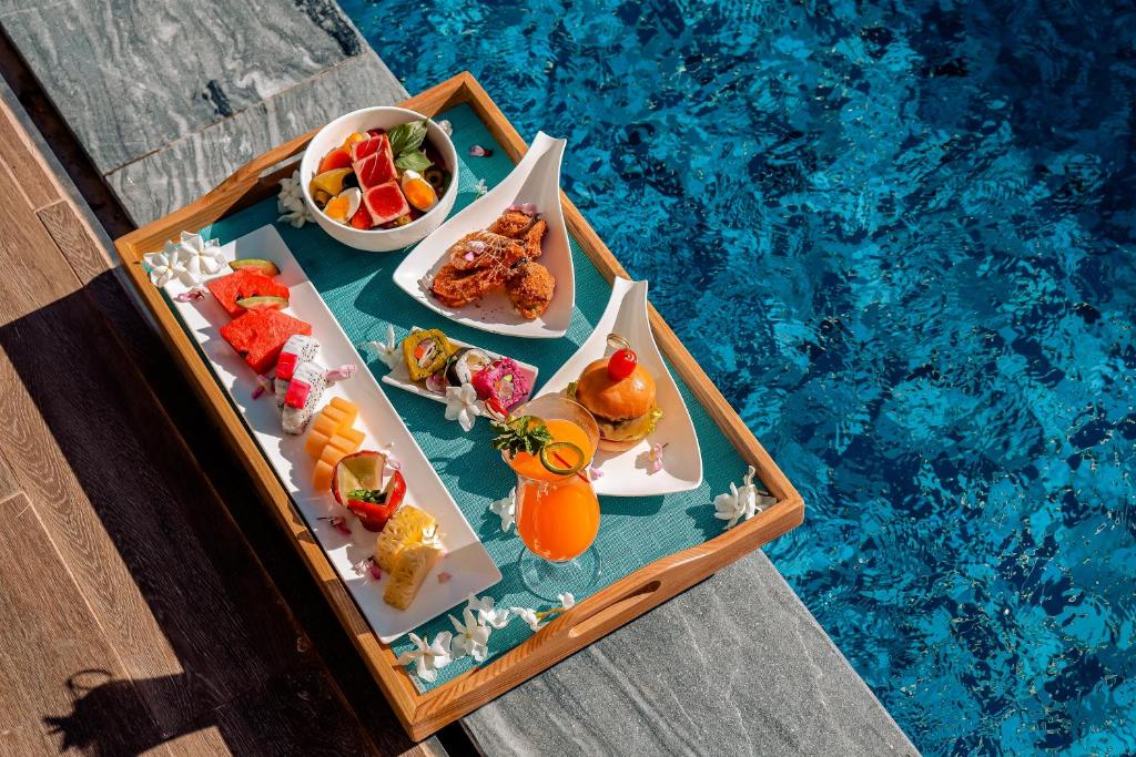 Centara Mirage Resort Mui Ne baseins ar peldošu brokastu paplāti