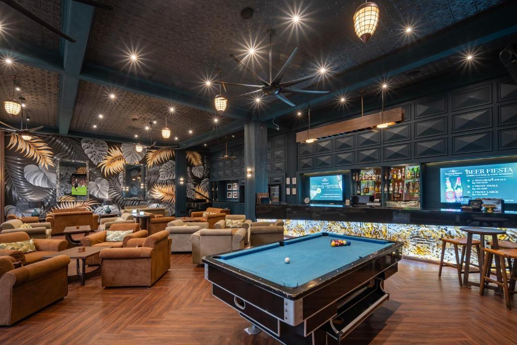 Bārs ar biljarda galdu un modernu interjeru Prime Plaza Hotel Sanur