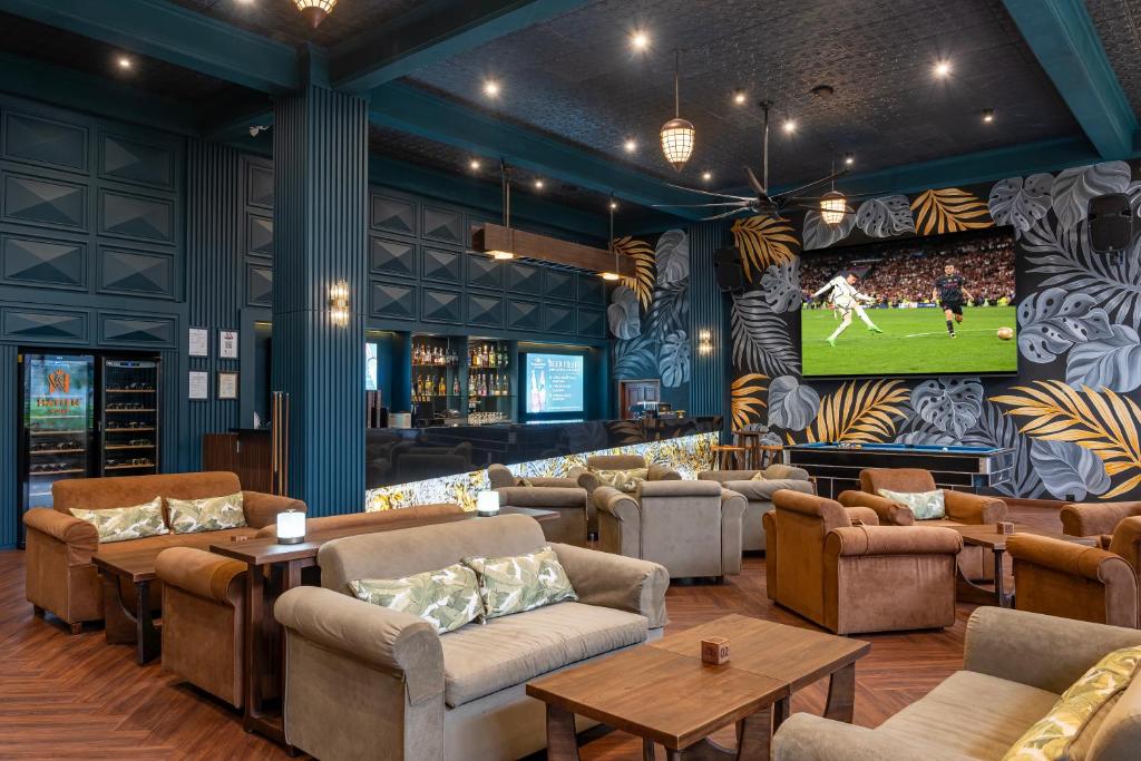 Mūsdienīgs interjers Prime Plaza Hotel Sanur bārā ar sporta pārraidēm