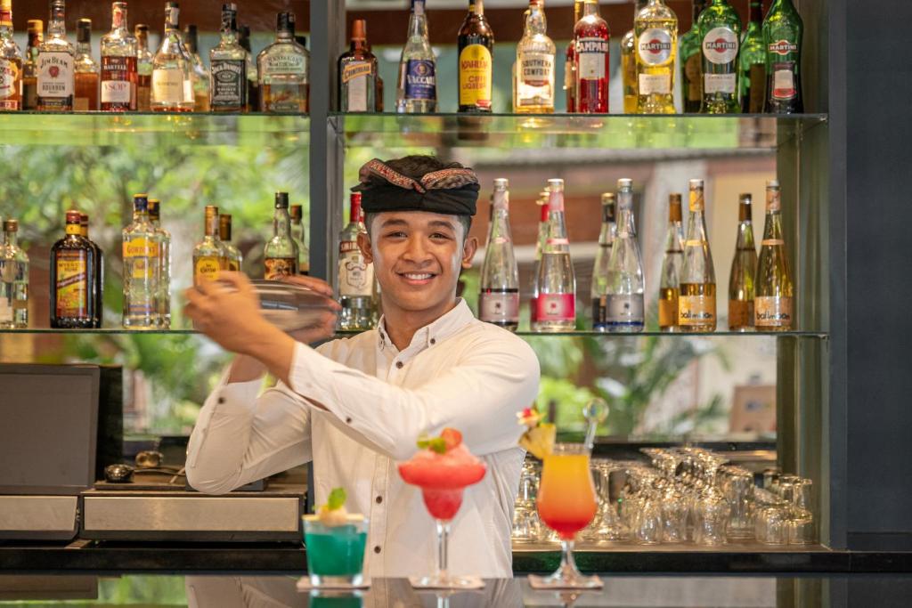 Barmenis pie Prime Plaza Hotel Sanur gatavo kokteiļus, aiz bāra.