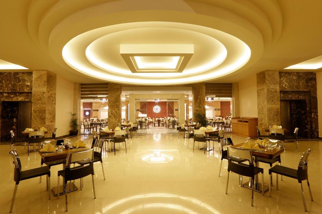 Mūsdienīgs restorāns Albatros White Beach Resort ar elegantu apgaismojumu.