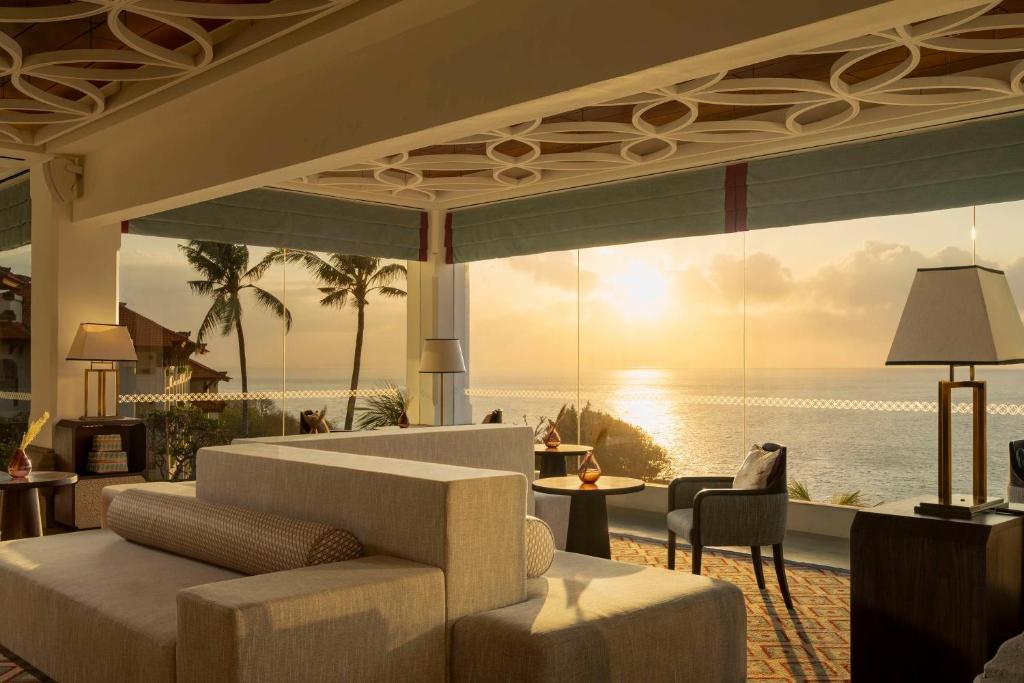 Moderns interjers ar skatu uz saulrietu pie jūras, iekārtots ar elegantiem mēbeļu elementiem un siltu apgaismojumu. Ideāla vieta relaksācijai un baudīšanai.