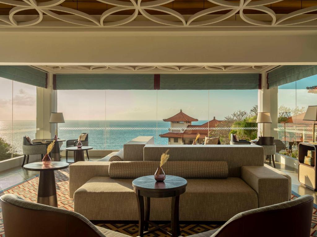 Mūsdienīgs viesnīcas interjers ar skatu uz jūru, iekārtots ar komfortablām mēbelēm un elegantiem dekoriem. Īpaši pievilcīga atmosfēra relaksācijai un atpūtai.