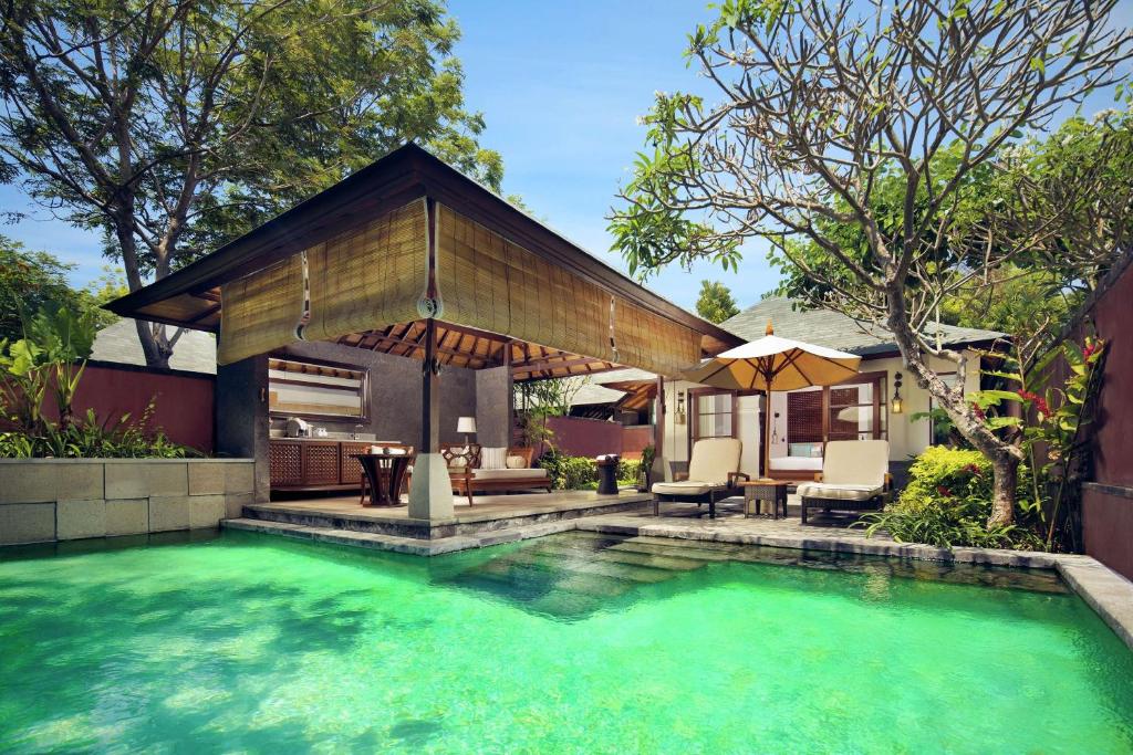 Mūsdienīga villa ar privātu baseinu un ērtu atpūtas zonu, ieskauta zaļumos. Ideāla vieta relaksācijai un atpūtai tropiskajā vidē.