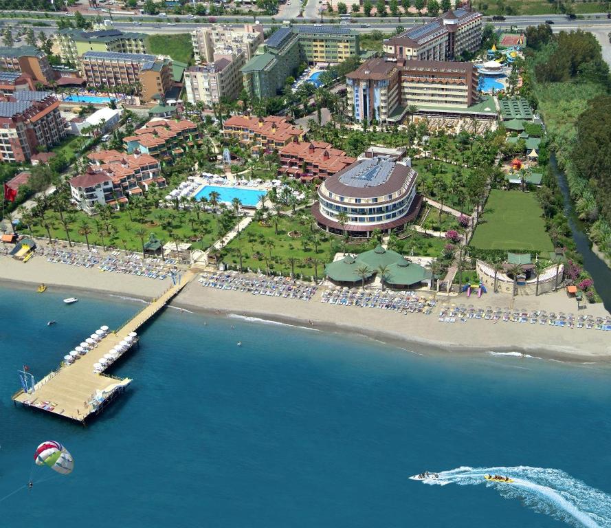 Saphir Hotel & Villas skats uz pludmali un baseinu no gaisa panoramic view with beach and pools