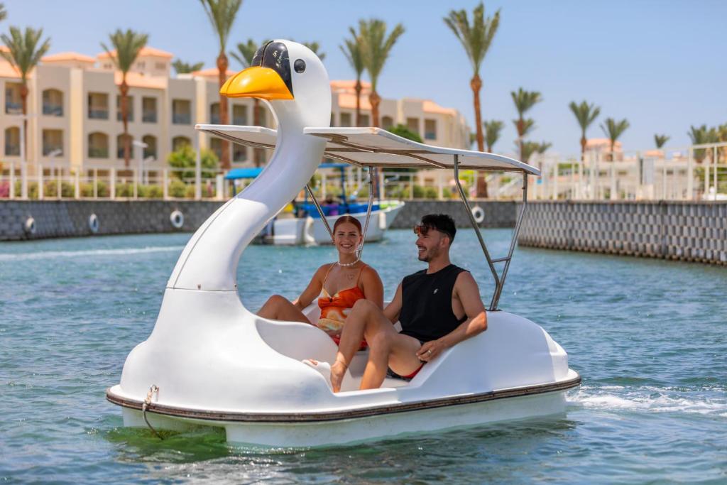 Jauni cilvēki izbauda laivu braucienu pie Pickalbatros Dana Beach Resort