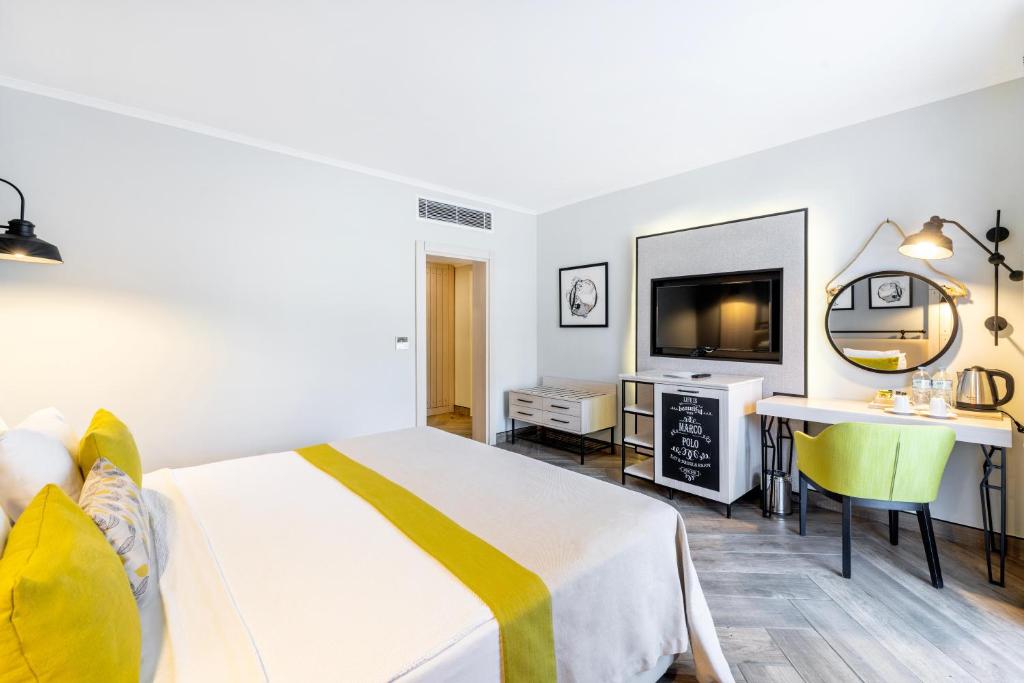Mūsdienīgs numurs ar zaļiem akcentiem viesnīcā Club Marco Polo.