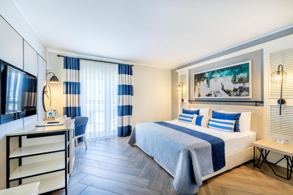 Mūsdienīgs numurs ar jūras krāsu paleti viesnīcā Club Marco Polo.