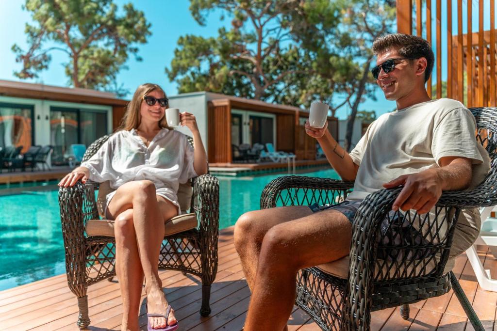 Pāris bauda dzērienus pie baseina Club Marco Polo.