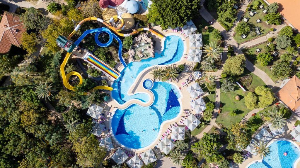 Belconti Resort Hotel peldbaseins ar slidkalni un sauļošanās vietām