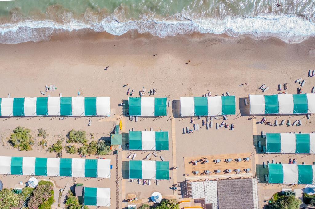 Belconti Resort Hotel pludmales zonas skats ar saulessargiem un apmeklētājiem