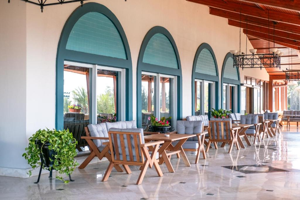 Terase pie Belconti Resort Hotel ar ērtām mēbelēm un zaļumiem