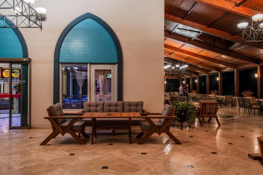 Belconti Resort Hotel moderna un eleganta uzgaidīšanas zona ar koka interjeru