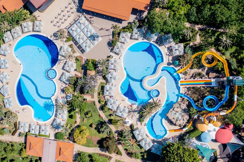 Belconti Resort Hotel baseina skats ar slidkalniņiem un atpūtas zonu