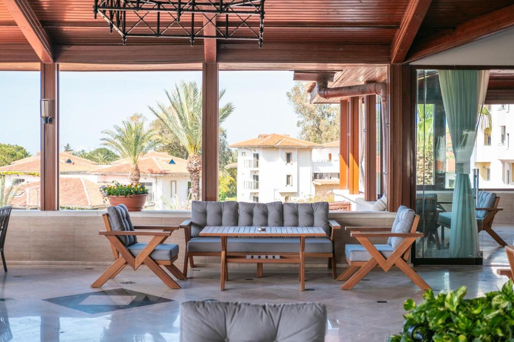 Belconti Resort Hotel stilīgs un gaišs atpūtas stūrītis ar skatu uz dabu