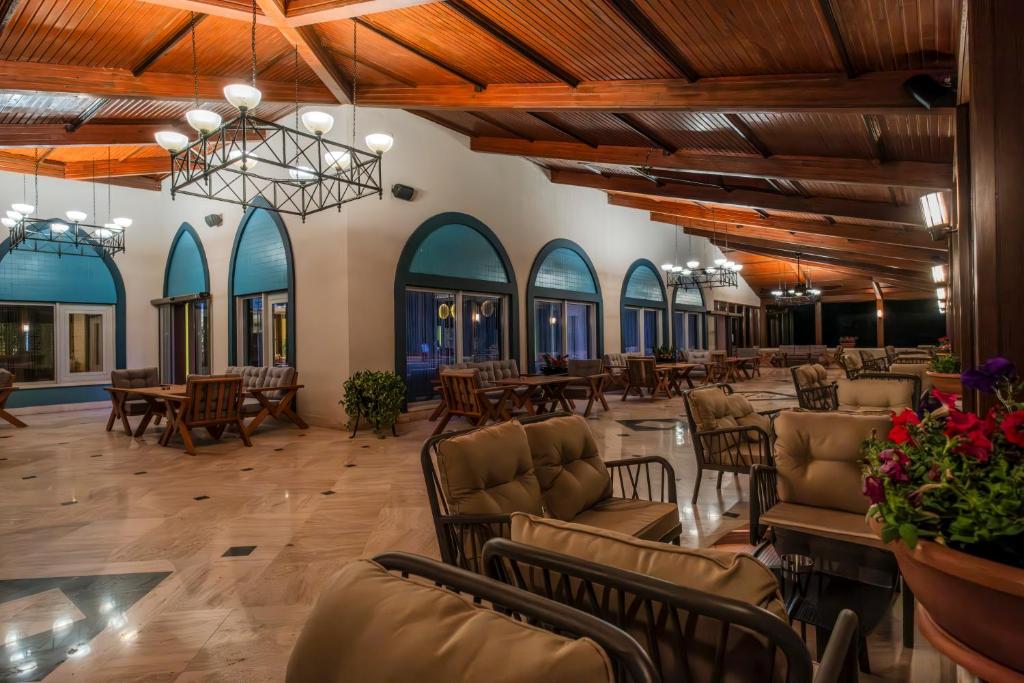 Belconti Resort Hotel elegants atpūtas laukums ar koka griestiem un modernas lampas